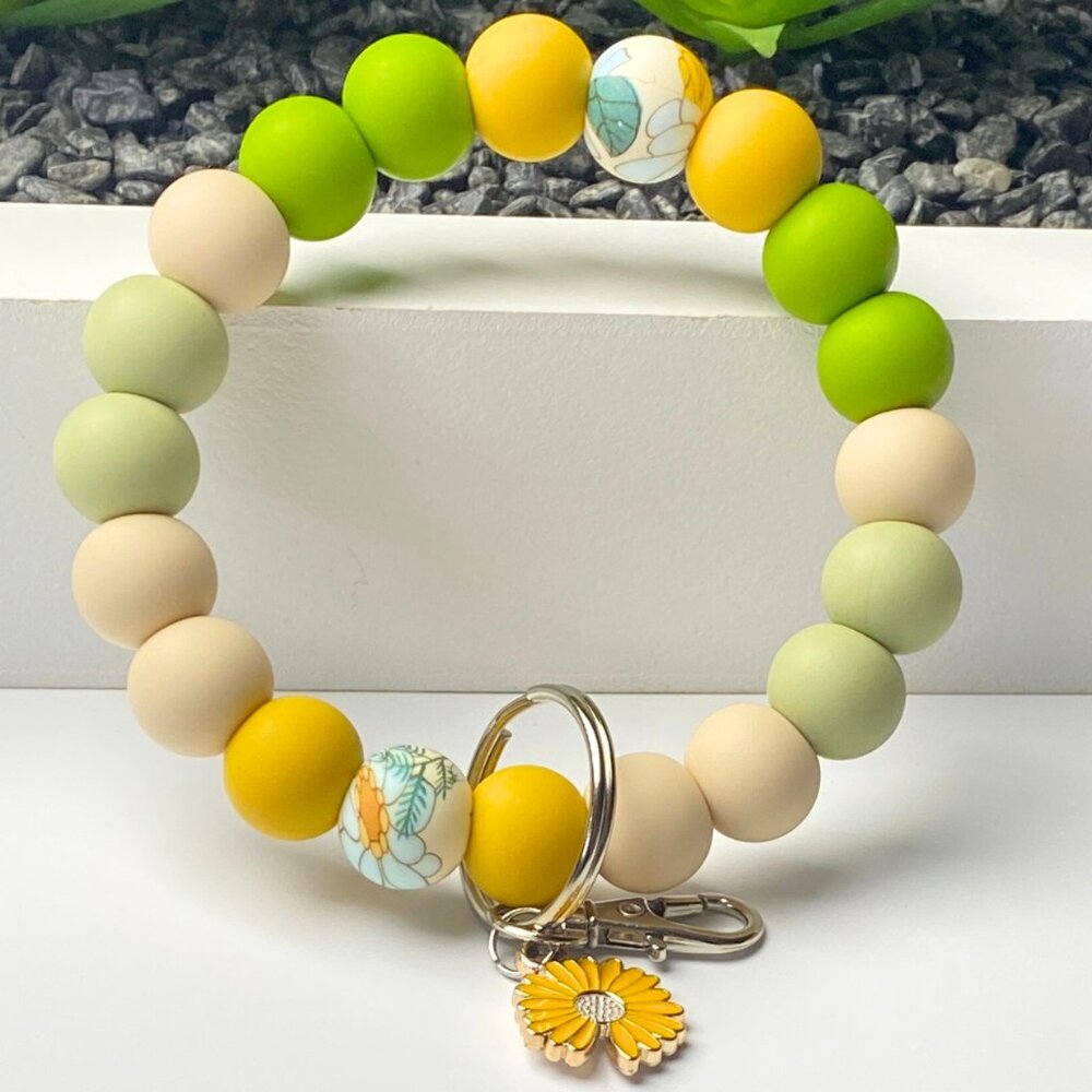 Boho Chic Floral Keychain – Stylish Beaded Wristlet Accessory with Charm